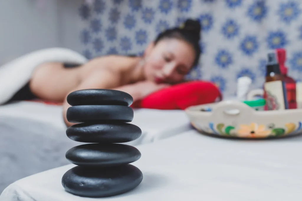 En el corazón de Cusco, una ciudad vibrante y rica en historia, se encuentra Rumi Spa, un refugio de serenidad y bienestar. Rumi Spa se destaca no solo por su ubicación estratégica, sino también por su compromiso inquebrantable con la excelencia en el servicio y la satisfacción del cliente.

Un Oasis de Tranquilidad
Al cruzar las puertas de Rumi Spa Masajes Cusco, se accede a un mundo de paz y relajación. La decoración, inspirada en la belleza natural de los Andes, está diseñada para calmar la mente y revitalizar el espíritu. Los tonos suaves y la música ambiental crean un ambiente propicio para dejar atrás el estrés y las preocupaciones cotidianas.

Servicios de Masajes Relajantes

Rumi Spa ofrece una amplia gama de masajes relajantes, cada uno cuidadosamente diseñado para satisfacer las necesidades individuales de los clientes. Desde masajes suecos hasta terapias de piedras calientes, cada tratamiento está destinado a aliviar la tensión muscular y promover un profundo estado de relajación.

Terapia de Masajes

La terapia de masajes en Rumi Spa no solo se centra en el alivio físico, sino también en el bienestar emocional. Con un enfoque holístico, los terapeutas capacitados utilizan técnicas que combinan tradición y modernidad, asegurando una experiencia única y rejuvenecedora.

Compromiso con el Bienestar
El equipo de profesionales de Rumi Spa está dedicado a ofrecer servicios personalizados que van más allá de la simple relajación. Reconocen la importancia del bienestar integral y se esfuerzan por proporcionar tratamientos que no solo relajan, sino que también restauran y equilibran la energía del cuerpo.

Experiencias Personalizadas

Cada sesión de masaje es una experiencia personalizada, diseñada para satisfacer las preferencias específicas del cliente. Antes de cada tratamiento, se realiza una consulta para entender mejor las necesidades y expectativas del cliente, asegurando así que cada experiencia sea verdaderamente única y satisfactoria.

Beneficios de los Masajes en Rumi Spa
Los masajes ofrecidos en Rumi Spa no solo proporcionan alivio inmediato del estrés y la tensión, sino que también mejoran la circulación, aumentan la flexibilidad y promueven un mejor sueño. Además, el ambiente sereno y el enfoque personalizado contribuyen a una experiencia de bienestar completa.

Una Inversión en Salud

Optar por una sesión de masajes en Rumi Spa es una inversión en salud y bienestar. Más allá de la relajación inmediata, los beneficios de los masajes regulares incluyen una mayor conciencia corporal, reducción de la ansiedad y una mejora general del bienestar emocional.

Conclusión
Rumi Spa es más que un lugar para recibir un masaje; es un santuario donde el cuerpo y el alma se renuevan. Para aquellos que buscan escapar del ajetreo de la vida diaria y sumergirse en un estado de tranquilidad, Rumi Spa en Cusco es el destino perfecto. Con su amplia gama de terapias de masajes y su enfoque en el bienestar integral, Rumi Spa es verdaderamente un oasis de calma en el corazón de Cusco.

Visita Rumi Spa y descubre cómo el arte del masaje puede transformar tu bienestar físico y emocional.