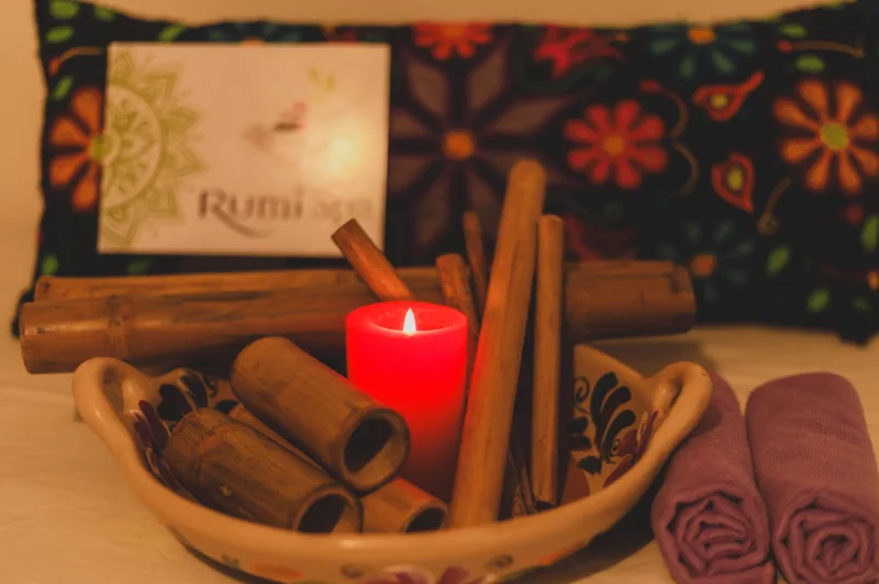 En el corazón de Cusco, una ciudad vibrante y rica en historia, se encuentra Rumi Spa, un refugio de serenidad y bienestar. Rumi Spa se destaca no solo por su ubicación estratégica, sino también por su compromiso inquebrantable con la excelencia en el servicio y la satisfacción del cliente. Un Oasis de Tranquilidad Al cruzar las puertas de Rumi Spa Masajes Cusco, se accede a un mundo de paz y relajación. La decoración, inspirada en la belleza natural de los Andes, está diseñada para calmar la mente y revitalizar el espíritu. Los tonos suaves y la música ambiental crean un ambiente propicio para dejar atrás el estrés y las preocupaciones cotidianas. Servicios de Masajes Relajantes Rumi Spa ofrece una amplia gama de masajes relajantes, cada uno cuidadosamente diseñado para satisfacer las necesidades individuales de los clientes. Desde masajes suecos hasta terapias de piedras calientes, cada tratamiento está destinado a aliviar la tensión muscular y promover un profundo estado de relajación. Terapia de Masajes La terapia de masajes en Rumi Spa no solo se centra en el alivio físico, sino también en el bienestar emocional. Con un enfoque holístico, los terapeutas capacitados utilizan técnicas que combinan tradición y modernidad, asegurando una experiencia única y rejuvenecedora. Compromiso con el Bienestar El equipo de profesionales de Rumi Spa está dedicado a ofrecer servicios personalizados que van más allá de la simple relajación. Reconocen la importancia del bienestar integral y se esfuerzan por proporcionar tratamientos que no solo relajan, sino que también restauran y equilibran la energía del cuerpo. Experiencias Personalizadas Cada sesión de masaje es una experiencia personalizada, diseñada para satisfacer las preferencias específicas del cliente. Antes de cada tratamiento, se realiza una consulta para entender mejor las necesidades y expectativas del cliente, asegurando así que cada experiencia sea verdaderamente única y satisfactoria. Beneficios de los Masajes en Rumi Spa Los masajes ofrecidos en Rumi Spa no solo proporcionan alivio inmediato del estrés y la tensión, sino que también mejoran la circulación, aumentan la flexibilidad y promueven un mejor sueño. Además, el ambiente sereno y el enfoque personalizado contribuyen a una experiencia de bienestar completa. Una Inversión en Salud Optar por una sesión de masajes en Rumi Spa es una inversión en salud y bienestar. Más allá de la relajación inmediata, los beneficios de los masajes regulares incluyen una mayor conciencia corporal, reducción de la ansiedad y una mejora general del bienestar emocional. Conclusión Rumi Spa es más que un lugar para recibir un masaje; es un santuario donde el cuerpo y el alma se renuevan. Para aquellos que buscan escapar del ajetreo de la vida diaria y sumergirse en un estado de tranquilidad, Rumi Spa en Cusco es el destino perfecto. Con su amplia gama de terapias de masajes y su enfoque en el bienestar integral, Rumi Spa es verdaderamente un oasis de calma en el corazón de Cusco. Visita Rumi Spa y descubre cómo el arte del masaje puede transformar tu bienestar físico y emocional.