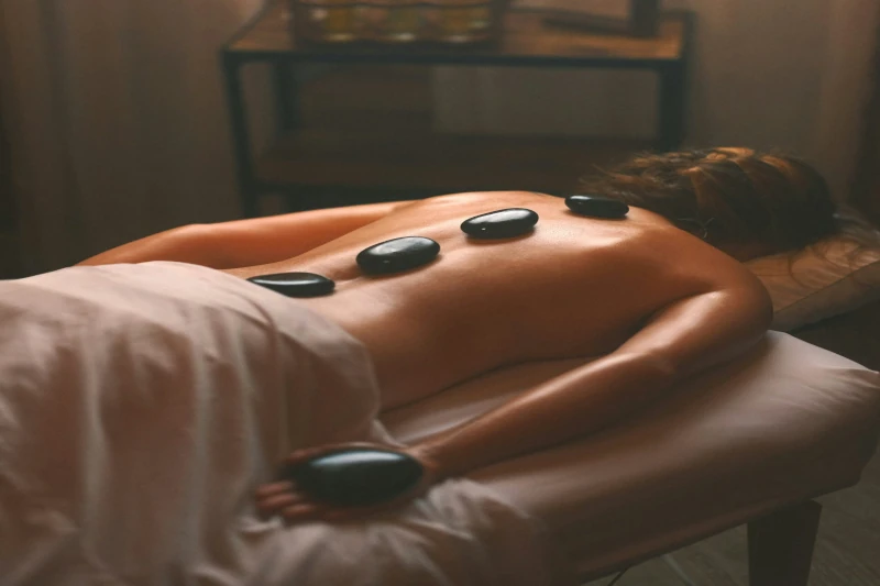 masaje con piedras calientes