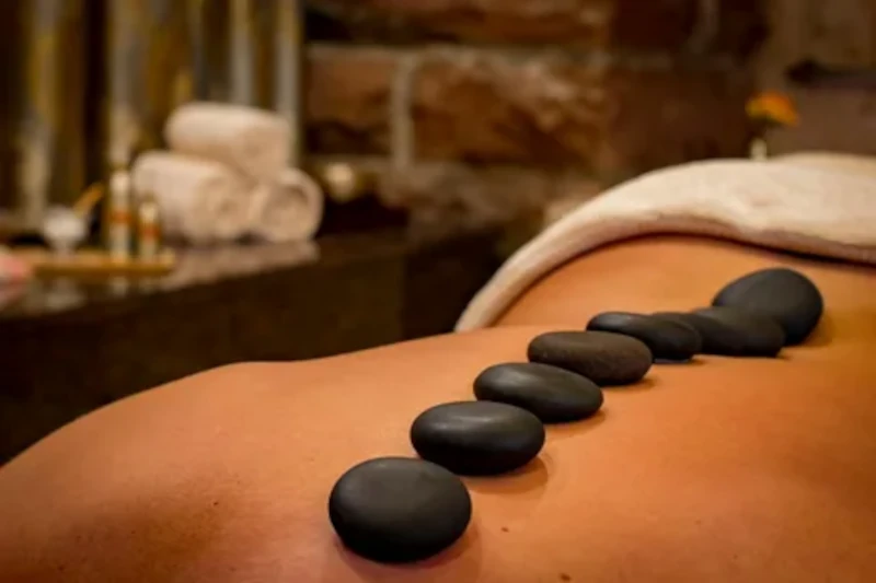 masaje con piedras calientes